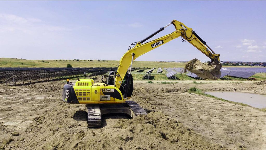 Excavator al companiei Hidro Gaz pe un teren de constructie